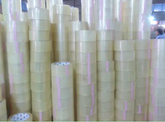 வெளிப்படையான மஞ்சள் நாடா மற்றும் வெள்ளை வெளிப்படையான டேப்பை ஒப்பிடுதல்